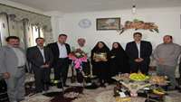 دیدار دکتر عبدوس رئیس بیمارستان 15 خرداد با خانواده شهید محمدی به مناسبت هفته دفاع مقدس