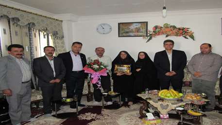  دیدار دکتر عبدوس رئیس بیمارستان 15 خرداد با خانواده شهید محمدی به مناسبت هفته دفاع مقدس,بیمارستان 15