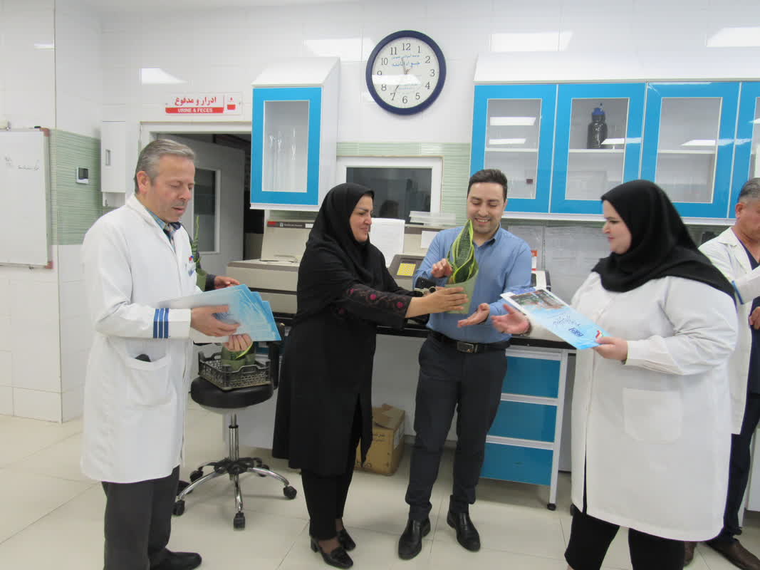 اهدای لوح یاد بود به خانم اعوانی 
